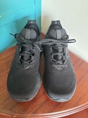 ASICS Men’s All-Black Gel Nimbus 26 Athletic Sneakers US Size 10